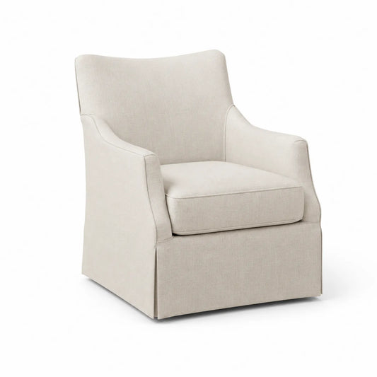 Silla tapizada en lino beige con reposabrazos